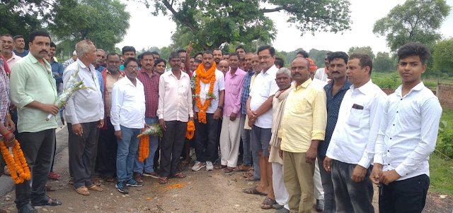 दो दिवसीय प्रशिक्षण समापन के वाद घर वापसी पर मुखिया ददन सिंह का ग्रामीणों ने भब्य स्वागत किया mukhiya