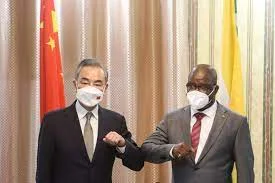 The Chinese Foreign Minister confirms from Kenya that his country does not fall into the debt trap of Africa  Chinese Foreign Minister Wang Yi stressed, Thursday, from Kenya, that Beijing is not trapping Africa in a debt trap, during a tour of Africa during which he will visit several infrastructure projects financed by his country.  In Mombasa, where China is financing the construction of a new terminal in the heart of East Africa's largest port, Wang emphasized that loans associated with these projects represented a "mutual benefit", rejecting the idea that his country was setting up a trap for African countries.  "It's a story made up by those who don't want to see Africa develop," he told reporters.  "If there is a trap, it is the trap of poverty and underdevelopment," he added.  Wang's tour comes shortly after US Secretary of State Anthony Blinken visited the continent in November to counter China's growing influence in Africa.  In Washington, US State Department spokesman Ned Price was keen to highlight the "partnerships" that his country offers to African countries "on the basis of mutual opportunities and mutual respect", in contrast, as he said, to Chinese projects.  "We are not asking our partners to choose between the United States and other countries, including the People's Republic of China," Price told reporters. We don’t want to force them to choose, we want to give them options.”  Beijing is the continent's first trading partner, with direct exchanges worth more than $200 billion in 2019, according to official Chinese figures.  Yet China has long been accused of using its creditor status to extract diplomatic and trade concessions, raising concerns about the ability of many African countries to repay agreed debts.  - 'Deepening relationships' - China has become Kenya's second creditor after the World Bank and has financed expensive infrastructure projects in a country where the level of debt has risen sharply in recent years.  In Mombasa, building a new terminal in the harbor represents a $353 million investment.  Beijing also funded the most expensive infrastructure project since Kenya's independence, a $5 billion rail line.  While visiting Kenya in January 2020, Wang described the pipeline as a "model" of China's "Belt and Road" initiative on which Beijing funds infrastructure projects.  Economic and geopolitical analyst Alikhan Sacho told AFP that Kenya was facing high interest levels to fund investments that "do not generate any return on investment in the near future".  The minister is scheduled to meet President Uhuru Kenyatta, after a meeting Thursday morning with several ministers with the signing of agreements in the areas of trade, health, security and even the transfer of green technologies.  After the meeting, Kenyan Foreign Minister Rachel Omamo said that "the visit is a testament to the deepening of relations between the two countries."  - special envoy - On Thursday, Wang also announced that his country would appoint a special envoy to the Horn of Africa, indicating his country's willingness to engage diplomatically in this region that suffers from various conflicts.  "We will continue to play our role more for peace and stability in the region," he said.  The announcement coincides with the arrival of the US special envoy to the Horn of Africa, Jeffrey Feltman, to Ethiopia, which has been suffering for more than a year due to the war between the federal army and the Tigray rebels.  According to the State Department, Feltman, who is expected to resign soon, will once again attempt to bring the belligerents to the negotiating table during a lull in the fighting.  On Wednesday, in Eritrea, Wang expressed China's opposition to US sanctions imposed on the very closed country and interference in "the internal affairs of other countries under the pretext of democracy and human rights."  Washington imposed sanctions, as well, on Eritrea last year because of its participation in the conflict in Ethiopia, which killed thousands of people.  The United States asked Asmara to withdraw its forces from Tigray, where it was fighting on the side of the federal army and where soldiers of both countries were accused of committing massacres against civilians and mass rapes.  After Kenya, Wang is scheduled to head to Comoros.