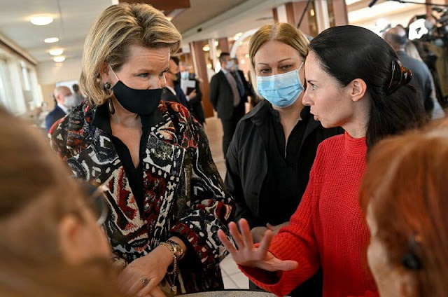 Queen Mathilde wore a jacquard coat from ZARA. Ukranian refugees are given an emergency place to stay for a few days