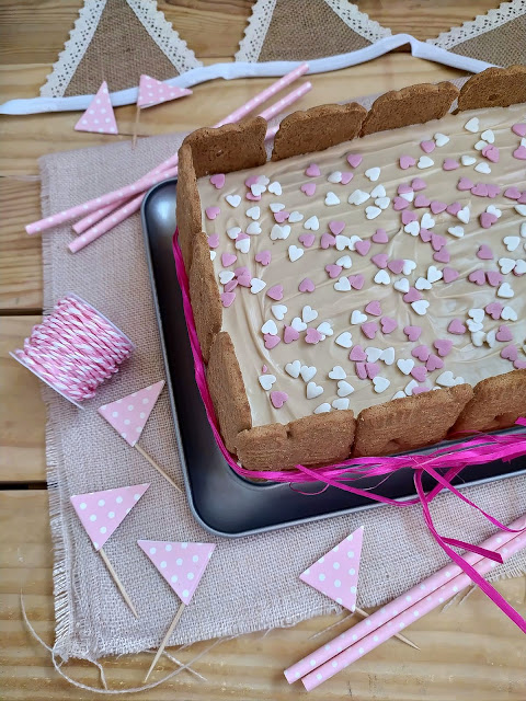 Tarta de galletas y crema de Nocilla blanca. Receta de cumpleaños. Desayuno, merienda, postre, lidl, sin horno, fácil Thermomix, Monsieur Cuisine, Cuca