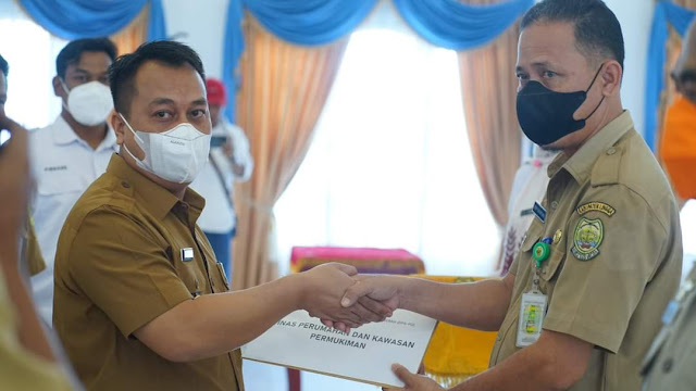 Serahkan DPA, Bupati Lingga Harapkan OPD dapat Mengelolanya Dengan Baik, Efektif dan Efisien.