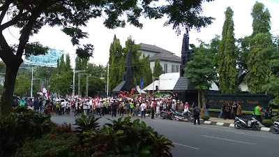 Masih Ingat Gambar aksi di depan kantor Gubernur Jateng