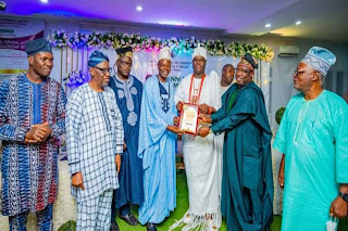 The Ooni Flanked by the leadership of the ODU'ACCIMA during the Monarch's conferment as the Chambers' Grand Patron held at the Ife Grand Resorts and Leisure on Wednesday December 15, 2021