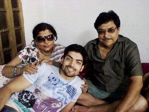 Gurmeet Choudhary bersama orang tuanya