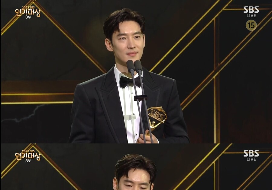 [theqoo] LEE JEHOON, DEDICATES DAESANG TROPHY TO THE LATE LEE SUN KYUN “FOLLOW MY ROLE MODEL… REST IN PEACE IN HEAVEN” (FT. MEMORIAL)