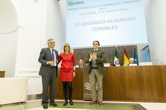 Hace entrega del premio: Don José María Vergeles Blanca, Consejero de Sanidad y Políticas Sociales de la Junta de Extremadura  Recoge el premio: Don Eduardo Alvarado Corrales.