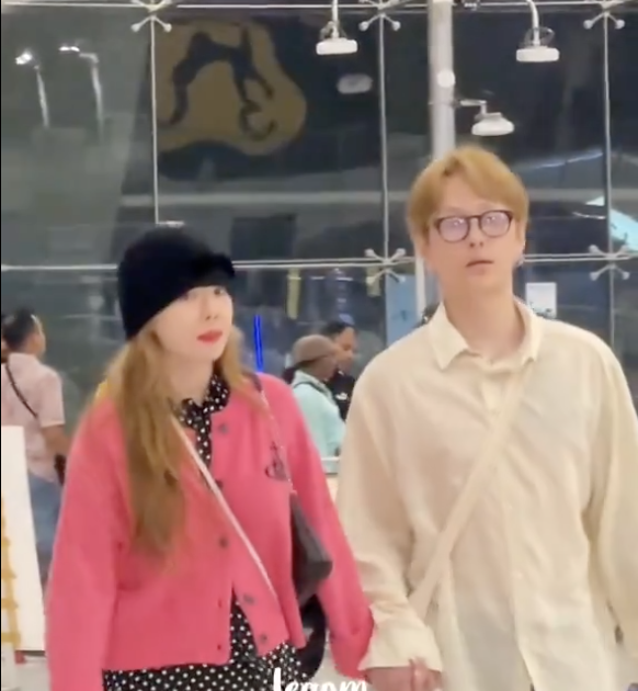 [theqoo] WITNESS OF HYUNA AND YONG JUNHYUNG AT THE AIRPORT