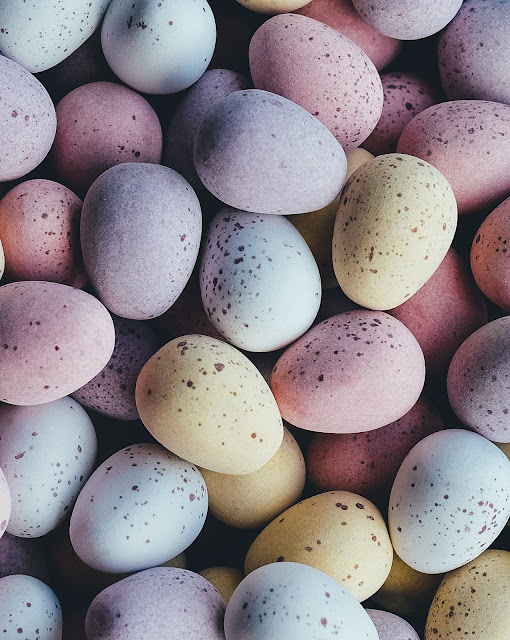 Photographie d'Annie Spratt montrant des oeufs aux couleurs pastels, en pêle-mêle