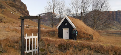 Núpsstaðakirkja, una de las 6 iglesias de Islandia con techo de hierva.
