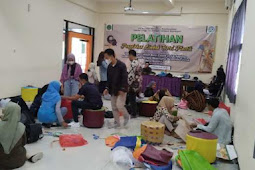 Mahasiswa STIEKIA Bojonegoro Sulap Limbah Botol Plastik jadi kursi dan meja.