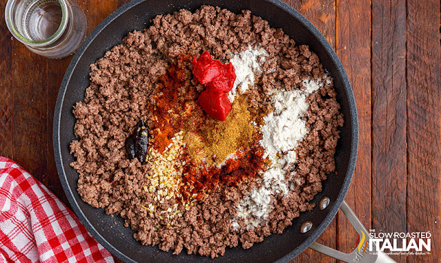 cooked ground beef with seasoning in skillet