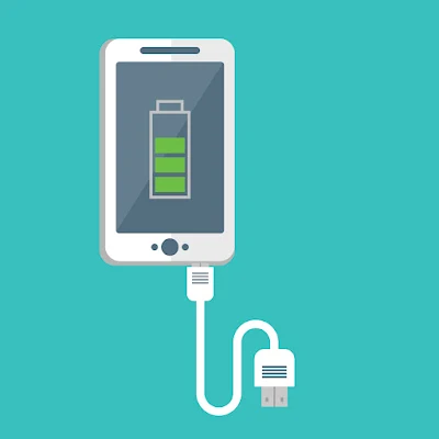 ターコイズ色の背景に、USBケーブルで充電中の白いスマートフォン。画面には3段階に分かれた緑色のバッテリーアイコンが表示されており、充電が進行中であることを示しています。
