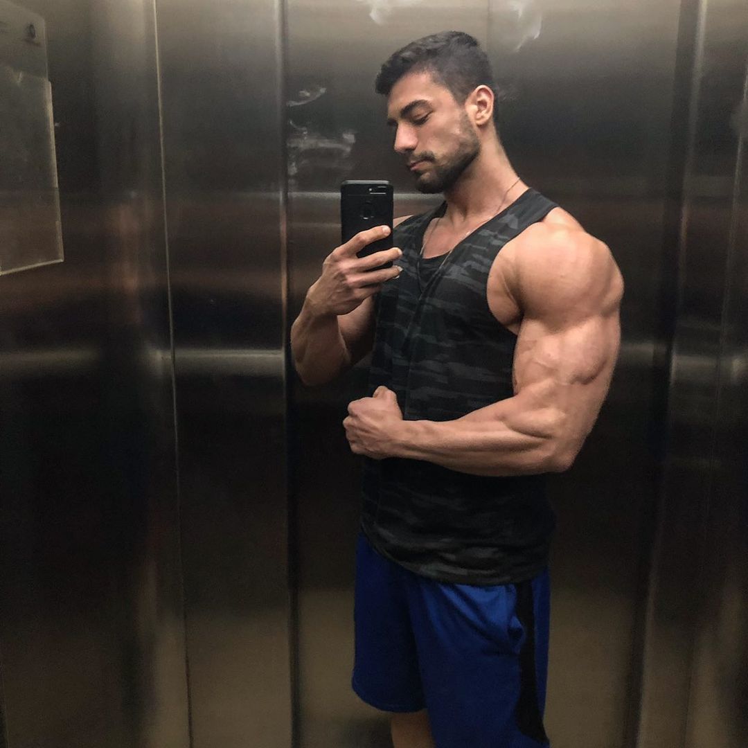 sexy-straight-alpha-men-flexing-big-biceps-matheus-pagan-selfie