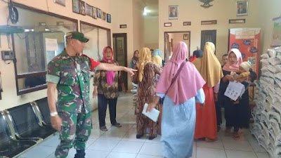 Jaga Kelancaran Saat Penyaluran Beras, Babinsa 0621-16/Leuwiliang Lakukan Pengamanan.