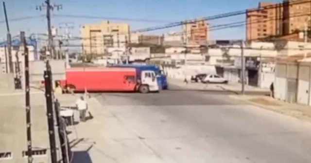 El impresionante choque de un camión de Coca-Cola contra uno de Pepsicola en Maracaibo