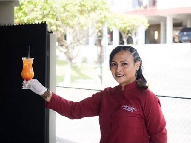 Organizar feiras, eventos e mentorias para apoiar a divulgação do trabalho de outros colegas empreendedores são algumas das atribuições de Nohemi, que há três anos vive em Manaus. Ela, que foi forçada a sair da Venezuela em decorrência da situação de grave e generalizada violação de direitos humanos no seu país, conseguiu resgatar sua paixão pela gastronomia e descobrir uma nova vocação no Brasil, o empreendedorismo.