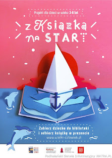 Plakat kampanii Mała Książka Wielki Człowiek łódka na niebieskim morzu z rozłożoną książką wokół delfiny i różowe niebo