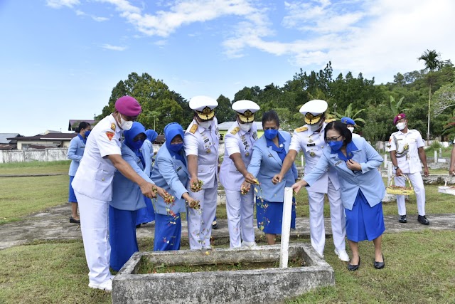 KOARMADA III LAKSANAKAN ZIARAH TABUR BUNGA DALAM RANGKA HARI DHARMA SAMUDERA TAHUN 2022