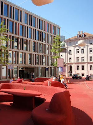 Piazza Raiffeisen a Sankt Gallen Red Carpet St. Gallen Switzerland by artist Pipilotti Rist Projekt Stadtlounge Piazza Rossa San Gallo Svizzera