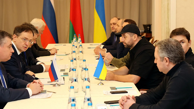 Ucrania y Rusia se reunieron en un palacio bielorruso: Kiev exigió el retiro total de las tropas invasoras