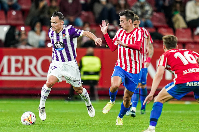 Roque Mesa supera a varios jugadores gijoneses para poner el balón que significaría el segundo gol del Valladolid. REAL SPORTING DE GIJÓN 1 REAL VALLADOLID C. F. 2. 23/10/2021. Campeonato de Liga de 2ª División, jornada 12. Gijón, Asturias, estadio El Molinón – Enrique Castro “Quini”.