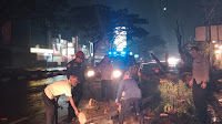 Gerak Cepat, Polsek Rancaekek Bersama Petugas Damkar Evakuasi Pohon Tumbang Yang Melintang di Jalan Garut Bandung