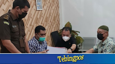 Tersangka Korupsi Pengadaan HT Diserahkan Ke Kejari Medan Oleh Kasat Reskrim Polrestabes Medan