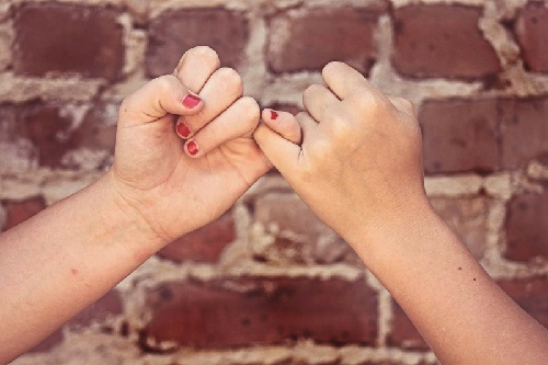 Sebuah Studi Menunjukkan 71% Pasangan dimulai Sebagai Teman