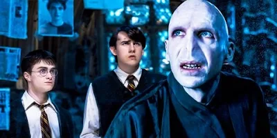 Harry Potter: Lord Voldemort ouve sobre a profecia de Trelawney - 1980