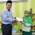 Kepala Sekolah Berikan Reward kepada Siswa yang Menulis Buku