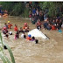 Curah Hujan Tinggi Sebuah Mobil Lintasi Jembatan Terseret Banjir Empat Orang Penumpang Tewas