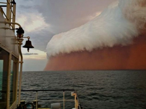 photos that look fake, sandstorm that formed off the west coast of Australia in front of the town of Onslow in 2013