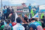 Kecewa UMK Tidak Dinaikkan, Ribuan Buruh Serbu Pendopo Kabupaten Sukabumi