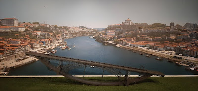 foto do rio douro de das cidades do Porto e Gaia com uma gangorra no formato da ponte Luis I