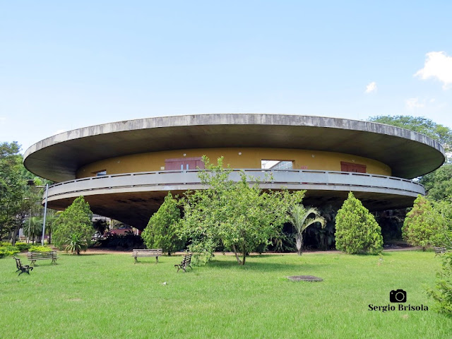 Vista ampla do Edifício J. O. Monteiro de Camargo, o Prédio do Biênio na USP, Butantã