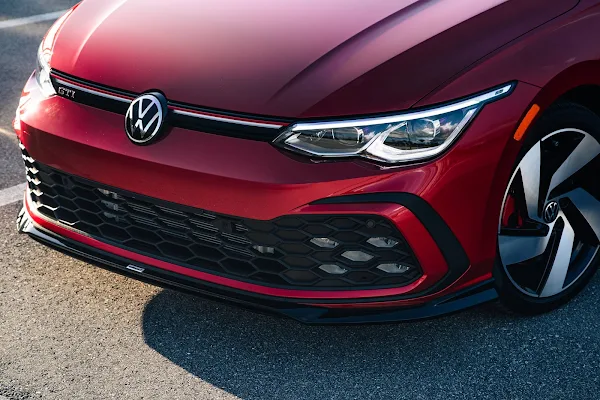 Volkswagen Golf GTI e R 2022 ganha acessórios Oettinger nos EUA