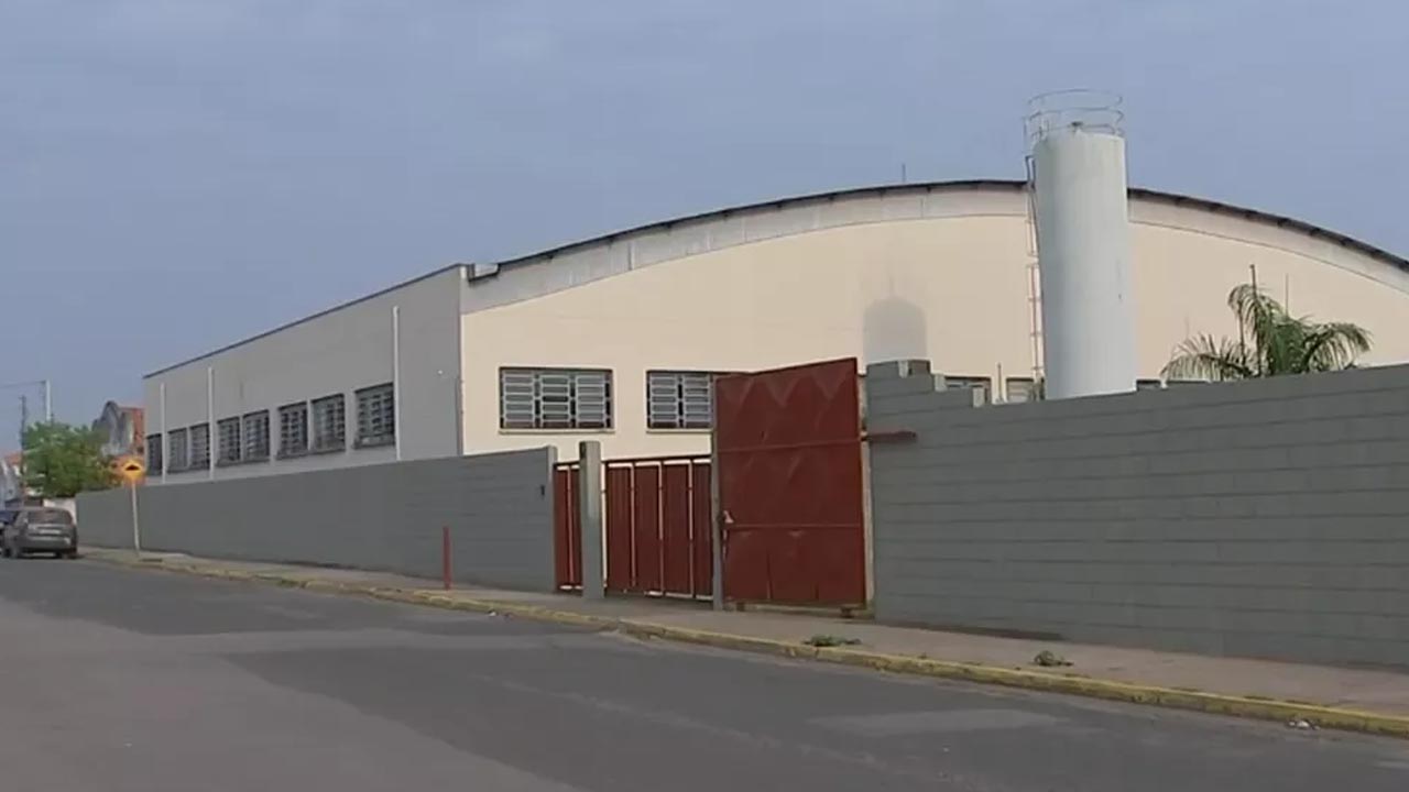 Tribunal de Contas aponta que biblioteca da Escola Domingos Fuglini, não tem condições de uso Tribunal de Contas aponta que biblioteca da Escola Domingos Fuglini, não tem condições de uso