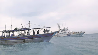 pakistani-boat-seized-in-gujarat-12-arrest
