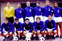 SELECCIÓN DE FRANCIA - Temporada 1966-67 - Carnus, Djorkaeff, Robin, Chorda, Budzinski y Suaudeau; Herbet, Simon, Di Nallo, Lech y Courtin - FRANCIA 2 (Lech y Di Nallo) POLONIA 1 (Grzegorczyk) - 22/10/1966 - Eurocopa, fase de clasificación - París, Francia, Stade du Parc des Princes