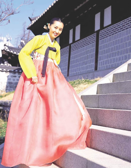 Korean costume Hanbok is noted for its combination of straight ligns and few curves. A woman's Hanbok in particular looks graceful thanks to the combination of a tiny jeogori (jacket) and billowing chima (skirt)
