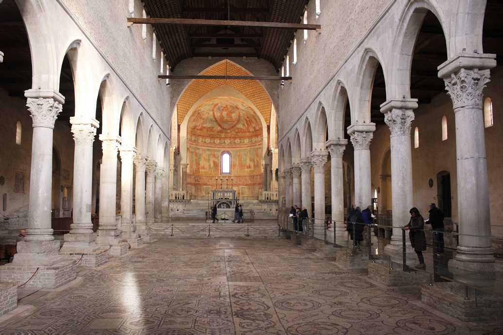 interiér raně křesťanské baziliky v italském městě Aquileia, na podlaze mozaiky