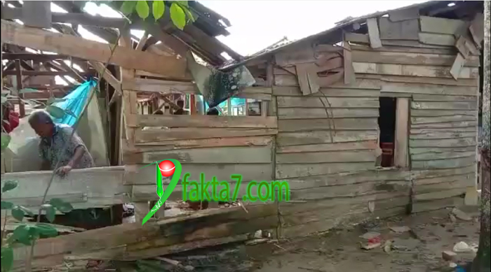 Tersambar Petir,  Satu Unit Rumah Milik Warga di Mesuji Hancur Bagian Atap & Dinding