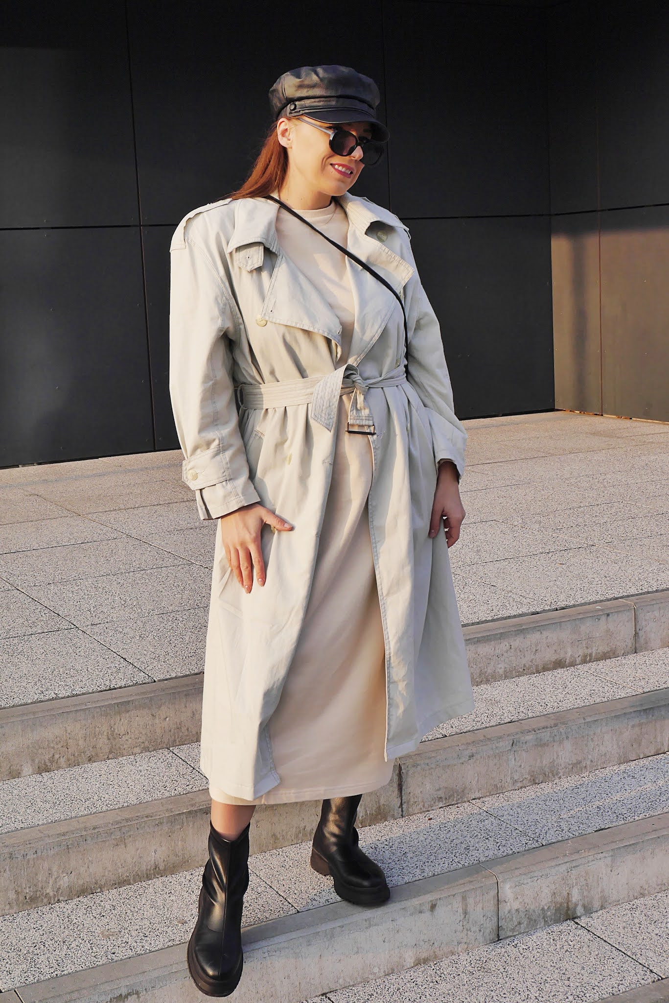 blog modowy blogerka modowa karyn puławy beżowa sukienka dresowa długa beżowy trencz płaszcz prochowiec czarne botki ccc czarna czapka bretonka stylizacja look outfit ootd jesienna modna beige trench coat hoodie long dress black ugly shoes black hat stylish