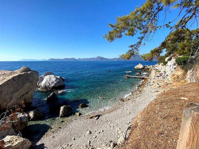 Малолюдный каменный пляж Актас, чистое бирюзовое море
