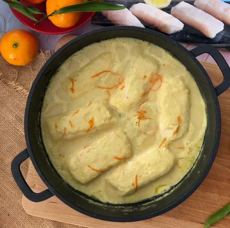 Lomos de merluza con salsa de uva y mandarina