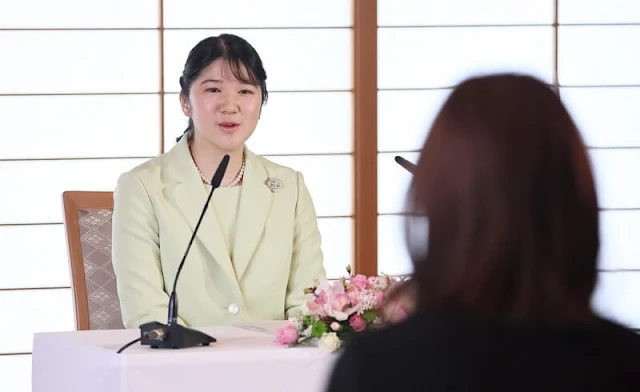 Princess Aiko wore a light khaki color jacket and skirt. Diamond brooch and pearl earring. Emperor Naruhito and Empress Masako