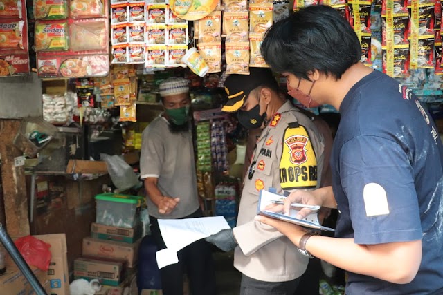 SIDAK DI PASAR CIBADAK, KAPOLRES SUKABUMI AKBP DEDY DARMAWANSYAH TEMUKAN 200 DUS MINYAK GORENG DI SATU TEMPAT