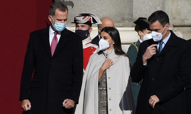 Queen Letizia wore a tweed dress, and a beige cape by Hugo Boss. Magrit pumps. Furla Bag. Laura Mattarella