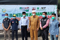  Bupati Hamsuardi Secara Simbolis Menerima Bantuan Tahap Kedua dari ACT Senilai Rp 1,5 Miliar 