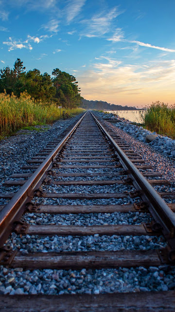 Wallpaper Windows 11 Railway Track close